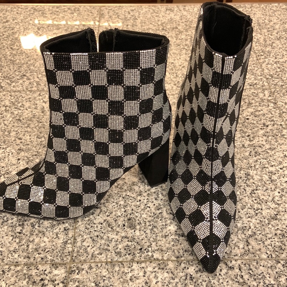 Wild pair boots size 6
